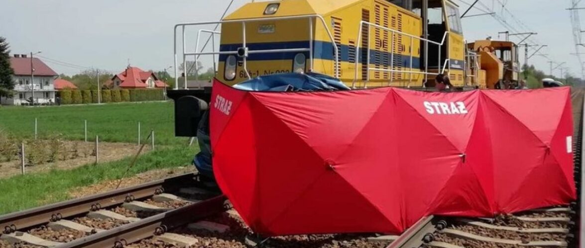 Жінка в Польщі застрягла автівкою на колії, потрапила під потяг і загинула