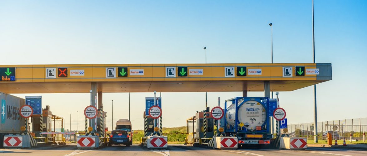 З 1 червня українці повинні оплачувати за проїзд автострадою