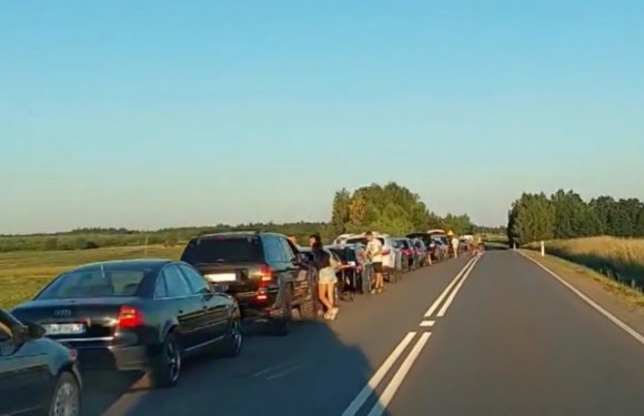 З 1 липня українцям доведеться сплачувати мито за ввіз автомобілів, на кордоні – величезні черги