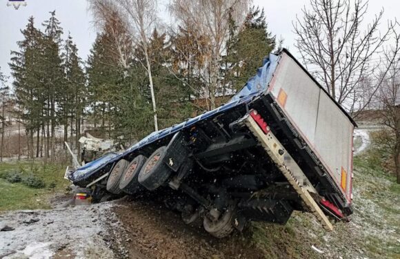У Польщі вантажівка впала до рову: за кермом був українець 