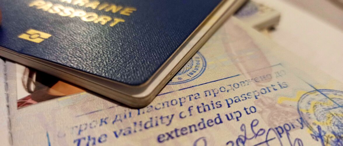 Чи продовжений паспорт дозволяє подати на карту побиту в Польщі?