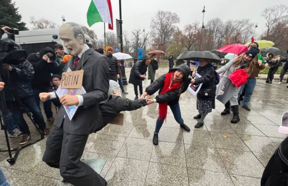 У Польщі під посольством Угорщини витягували Орбана з дупи путіна