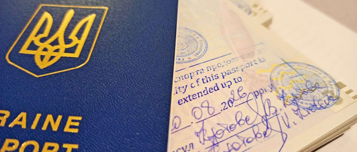 На польському кордоні затримали українку, яка сама поставила собі в паспорті 6 печаток