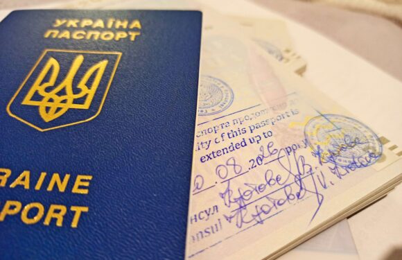 На польському кордоні затримали українку, яка сама поставила собі в паспорті 6 печаток