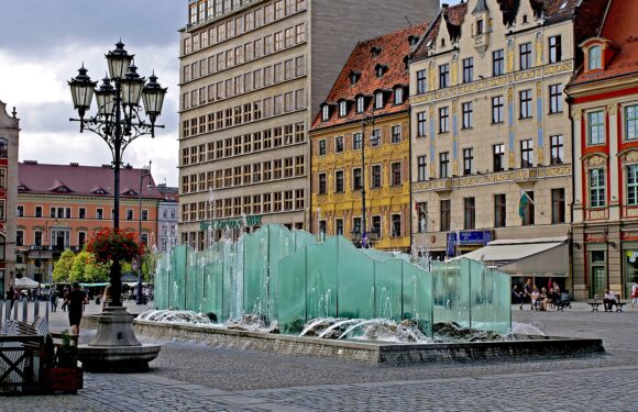 На Ринковій площі у Вроцлаві ремонтують фонтан: замінять скляні елементи