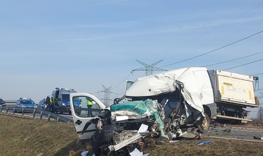 Смертельна ДТП у Польщі: на мосту легковик зіштовхнувся з вантажівкою