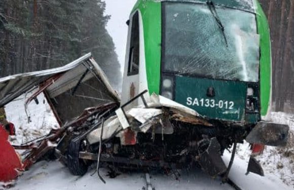 У Польщі вантажівка в’їхала під потяг: загинув чоловік [+ФОТО]