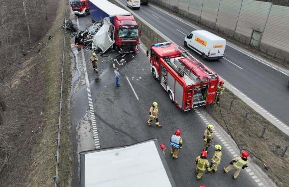 У Польщі бус розчавило між двома вантажівками