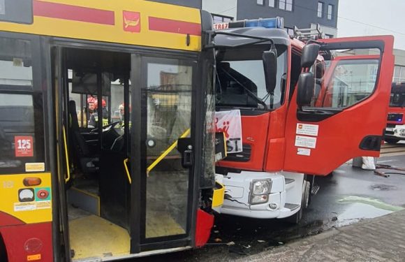 У Польщі міський пожежний автомобіль зіткнувся з міським автобусом: є постраждалі